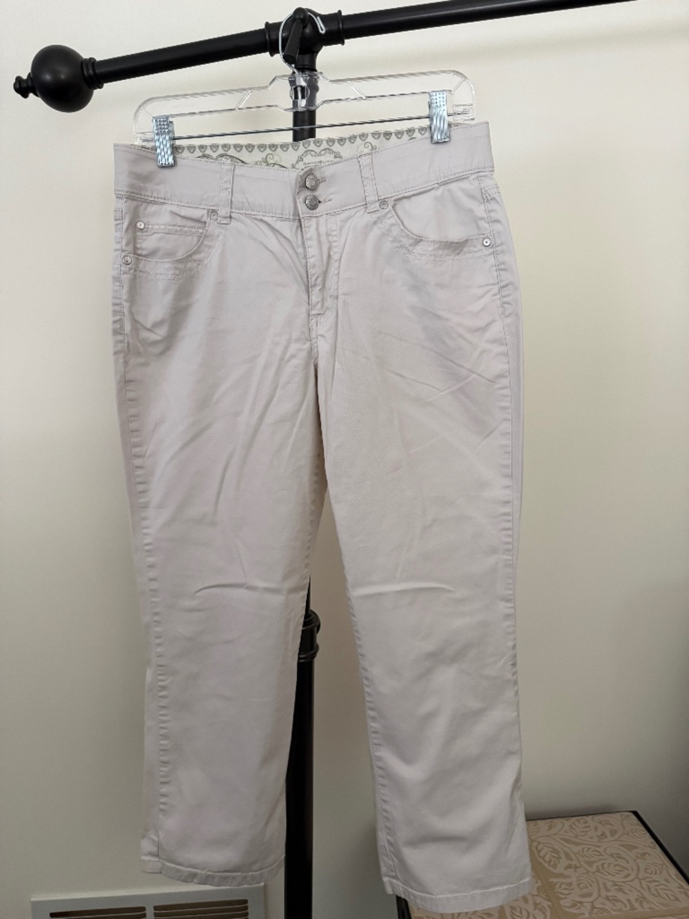 Bandolino Tan Khaki Stretch Capri Pants Mid Rise